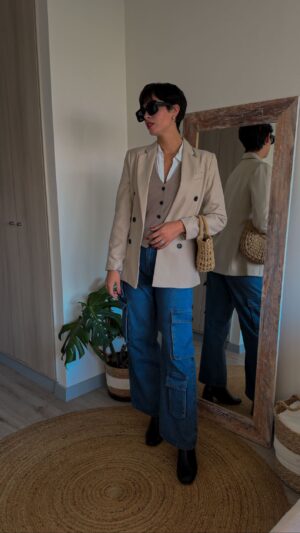 Paula Bolatti Instagram - #PauliiLooks canchero formal 😍 Me encantó la combinación del pantalón cargo con el blazer y el chalequito que son de @zeebra.chile 🤍