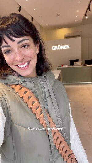 Paula Bolatti Instagram - Llegó #Cyber y @pauliibolatti nos visitó para renovar su cocina 🤩 enamorarse de nuevos electrodomésticos nunca fue tan fácil 🤭

¡Aprovecha hasta 60% OFF en toda nuestra variedad de categorías! Solo en Groner.cl 🛒 y nuestra tienda presencial en @lascondesdesign 📍

#TuhogarNuestroproposito #GrönerChile #Promociones #Cocinachilena #Cocinas #remodelacion #renuevatucasa #electrodomesticos