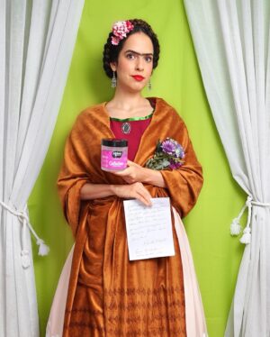 Paula Stephânia Instagram - A Monalisa é cacheada, só não tinha @koleneoficial , por isso seus cachos eram tão tristinhos! Kkk! 

Me transformei em obras de arte e usei a gelatina rosa da Kolene primeiro pra dar definição na Monalisa, depois pra fazer o penteado da Frida e por último pra revitalizar os cachos pra Mulher de Chapéu de Picasso! 

#CabeloKoleneSim #gelatinakolene #publi