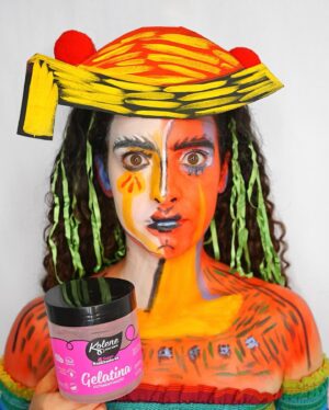 Paula Stephânia Instagram - A Monalisa é cacheada, só não tinha @koleneoficial , por isso seus cachos eram tão tristinhos! Kkk! 

Me transformei em obras de arte e usei a gelatina rosa da Kolene primeiro pra dar definição na Monalisa, depois pra fazer o penteado da Frida e por último pra revitalizar os cachos pra Mulher de Chapéu de Picasso! 

#CabeloKoleneSim #gelatinakolene #publi