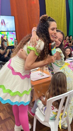 Paula Stephânia Instagram - Qual será nossa próxima cidade???

É sempre muito especial poder conhecer de pertinho quem tá do outro lado da câmera me assistindo e sentir a energia de vcs me revigora e me dá forças pra seguir criando conteúdos que saem do fundo do meu coração!
 Obrigada por presentear nossos arteiros com Kolene Cachinhos @koleneoficial 😍