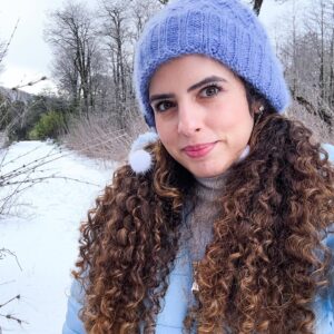 Paula Stephânia Instagram - ❄️☃️Minha primeira vez na neve, sei nem explicar tudo que senti, foi como ver o mar pela primeira vez. 
É como pisar nas nuvens, poder se jogar e saber que não vai machucar. E pra arteira que existe dentro de mim… um ateliê gigante com muito material pra modelar! E que delícia modelar a neve! Vc aperta e ela fica, aperta mais e se desfaz! Não suja, não polui e a foto eterniza! 

Chile, vizinho querido, já queremos voltar! Já tô até pensando no que mais posso modelar!!! 

@c3po.tarquino melhor ainda é estar vivendo tudo isso com vc!!!