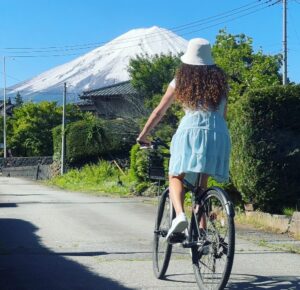 Paula Stephânia Instagram - Ele ficou 3 dias escondido atrás das nuvens e quando aparecia já estava quase sem neve. 
Depois o tempo fechou e fez muito frio e chuva.
No dia seguinte, nosso último por lá, o céu estava sem uma nuvem e ele estava todo branquinho! Caiu mais neve! Parece que trocou de roupa pra se despedir da gente!
Deus é minha principal fonte de inspiração e por isso amo viajar e conhecer Suas obras! E acho que por essa Ele deve ter tido um carinho especial! 🇯🇵🇯🇵🇯🇵