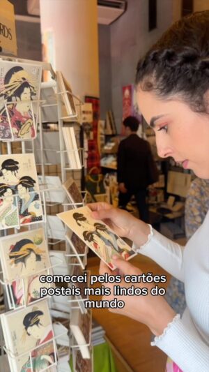 Paula Stephânia Instagram - Cheguei no céu!!! Fui conhecer a papelaria mais antiga do Japão, a @bumpodo ! Me acabei nas poscas kkk
Alguém me seguraaaaa