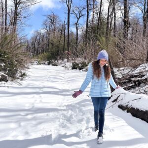 Paula Stephânia Instagram - ❄️☃️Minha primeira vez na neve, sei nem explicar tudo que senti, foi como ver o mar pela primeira vez. 
É como pisar nas nuvens, poder se jogar e saber que não vai machucar. E pra arteira que existe dentro de mim… um ateliê gigante com muito material pra modelar! E que delícia modelar a neve! Vc aperta e ela fica, aperta mais e se desfaz! Não suja, não polui e a foto eterniza! 

Chile, vizinho querido, já queremos voltar! Já tô até pensando no que mais posso modelar!!! 

@c3po.tarquino melhor ainda é estar vivendo tudo isso com vc!!!