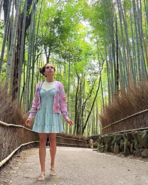 Paula Stephânia Instagram - 🇯🇵Já tem quase 1 mês que estamos no Japão e  me sinto tão conectada com esse lugar! Tento tanto pra contar pra vcs! 
Mas tô aproveitando tanto que sobra pouco tempo pra postar. Assim que voltar se preparem pra uma chuva de conteúdos sobre um dos lugares mais legais do mundo!!! 

 Enquanto isso, olha só por onde temos andado:

📍1 e 2- Fushimi Inari Taisha-Kyoto
📍3 e 4- Nara Park
📍5- Floresta de bambu Arashiyama -Kyoto 
📍6- Estação Arashiyama - Kyoto
📍7- Rio Kamo Kyoto
📍8- Matcha chá