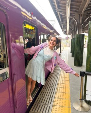 Paula Stephânia Instagram - 🇯🇵Já tem quase 1 mês que estamos no Japão e  me sinto tão conectada com esse lugar! Tento tanto pra contar pra vcs! 
Mas tô aproveitando tanto que sobra pouco tempo pra postar. Assim que voltar se preparem pra uma chuva de conteúdos sobre um dos lugares mais legais do mundo!!! 

 Enquanto isso, olha só por onde temos andado:

📍1 e 2- Fushimi Inari Taisha-Kyoto
📍3 e 4- Nara Park
📍5- Floresta de bambu Arashiyama -Kyoto 
📍6- Estação Arashiyama - Kyoto
📍7- Rio Kamo Kyoto
📍8- Matcha chá