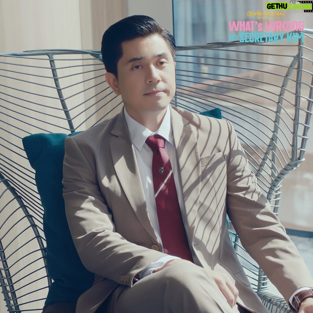 Paulo Avelino Instagram - We know you can’t get enough of the #WWWSKPasilip so we are sharing these still cuts from the #ViuOriginalAdaptation #WhatsWrongWithSecretaryKimPH. Starring #KimChiu and #PauloAvelino, streaming this March exclusively on Viu! #WWWSKPH #KimPau #KimPauOnViu #ABSCBNStudiosxViuxDreamscape