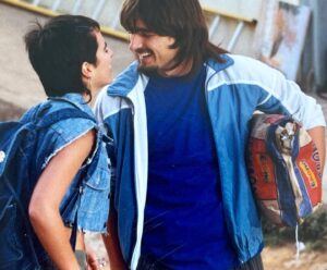 Paz Bascuñan Instagram - ❌Ayer y Hoy ➡️ mueve la 📸
✅Hace 25 años hice un casting en #canal13, mi compañero de escena fue un joven encantador @zabaletachile 

Quedé seleccionada para hacer el papel de #Heidi en #cerroalegre junto al #mauri 

Más de dos décadas después volvemos a coincidir, el tiempo pasa, la calidad humana permanece. 

#tbt #perravida #cine 
Gracias por la 📸 @maxigonzalezph