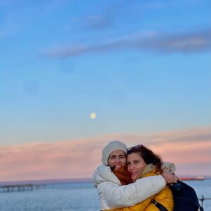 Paz Bascuñan Instagram - Gracias  por todo el cariño, los abrazos, el cuidado, la ternura y el amor. 
Fue un cumpleaños inolvidable. 
Punta Arenas una ciudad preciosa, un público maravilloso, mi hija adorada acompañándome, amigas dulces  y generosas, un equipo entrañable. Soy muy afortunada . Gracias siempre @bayoproducciones @dani_serramaggi @tamaraacostazambra @loretoaravena @jennycavallooficial @sos.mamis @alexismo @putanicoweon