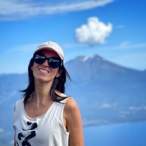 Paz Bascuñan Instagram - A mi espalda un volcán , ante mis ojos, otro volcán, reflejado en mis anteojos. El lago y tengo una nube blanca en mi cabeza, que parece de cuento, saliendo del volcán. Cosas del Sur . ❤️