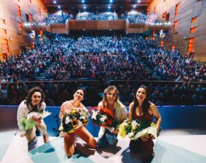 Paz Bascuñan Instagram - ¡Despertamos con el corazón repleto ❤️!

Anoche estrenamos  en el Teatro Regional de Talca, sueño cumplido, encontramos en cuerpo y alma con más de mil personas para gozar de una noche feliz 💃🌞🙌

Somos madres, somos amigas, somos actrices,  que hace tres años quisimos crear algo para  acompañarnos y acompañar a  otr@s en la crianza. 
De esa necesidad nació una serie, un libro, una película, obras on line en pandemia y ahora una obra de teatro que ayer comenzó su gira por Chile con un público maravilloso❤️

Hoy nos vemos  en Chillán!!! 

Gracias a todos los que han sido parte de esta aventura maravillosa 🙌

 @tamaraacostazambra @loretoaravena @jennycavallooficial @alexismo @personajerealista @maneswett @sos.mamis  @putanicoweon @mikiasensio @asturianadefilms @boris.quercia @bayoproducciones @gabrielasobarzom @anton. @aleschmidt_libros @cheposepulvedae @piagarridovaillant 

#encontrarnos #unafiesta #sosmamisteatro #sosmamisgira #chile #teatro #viajar #gozar