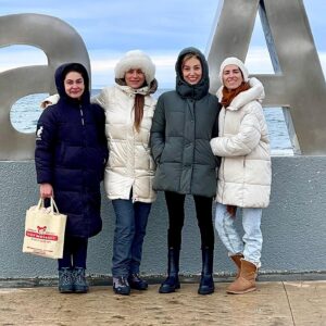 Paz Bascuñan Instagram - Gracias  por todo el cariño, los abrazos, el cuidado, la ternura y el amor. 
Fue un cumpleaños inolvidable. 
Punta Arenas una ciudad preciosa, un público maravilloso, mi hija adorada acompañándome, amigas dulces  y generosas, un equipo entrañable. Soy muy afortunada . Gracias siempre @bayoproducciones @dani_serramaggi @tamaraacostazambra @loretoaravena @jennycavallooficial @sos.mamis @alexismo @putanicoweon