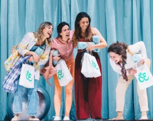 Paz Bascuñan Instagram - ¡Despertamos con el corazón repleto ❤️!

Anoche estrenamos  en el Teatro Regional de Talca, sueño cumplido, encontramos en cuerpo y alma con más de mil personas para gozar de una noche feliz 💃🌞🙌

Somos madres, somos amigas, somos actrices,  que hace tres años quisimos crear algo para  acompañarnos y acompañar a  otr@s en la crianza. 
De esa necesidad nació una serie, un libro, una película, obras on line en pandemia y ahora una obra de teatro que ayer comenzó su gira por Chile con un público maravilloso❤️

Hoy nos vemos  en Chillán!!! 

Gracias a todos los que han sido parte de esta aventura maravillosa 🙌

 @tamaraacostazambra @loretoaravena @jennycavallooficial @alexismo @personajerealista @maneswett @sos.mamis  @putanicoweon @mikiasensio @asturianadefilms @boris.quercia @bayoproducciones @gabrielasobarzom @anton. @aleschmidt_libros @cheposepulvedae @piagarridovaillant 

#encontrarnos #unafiesta #sosmamisteatro #sosmamisgira #chile #teatro #viajar #gozar