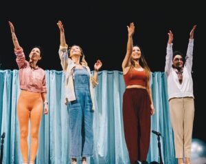 Paz Bascuñan Instagram - ¡Despertamos con el corazón repleto ❤️!

Anoche estrenamos  en el Teatro Regional de Talca, sueño cumplido, encontramos en cuerpo y alma con más de mil personas para gozar de una noche feliz 💃🌞🙌

Somos madres, somos amigas, somos actrices,  que hace tres años quisimos crear algo para  acompañarnos y acompañar a  otr@s en la crianza. 
De esa necesidad nació una serie, un libro, una película, obras on line en pandemia y ahora una obra de teatro que ayer comenzó su gira por Chile con un público maravilloso❤️

Hoy nos vemos  en Chillán!!! 

Gracias a todos los que han sido parte de esta aventura maravillosa 🙌

 @tamaraacostazambra @loretoaravena @jennycavallooficial @alexismo @personajerealista @maneswett @sos.mamis  @putanicoweon @mikiasensio @asturianadefilms @boris.quercia @bayoproducciones @gabrielasobarzom @anton. @aleschmidt_libros @cheposepulvedae @piagarridovaillant 

#encontrarnos #unafiesta #sosmamisteatro #sosmamisgira #chile #teatro #viajar #gozar