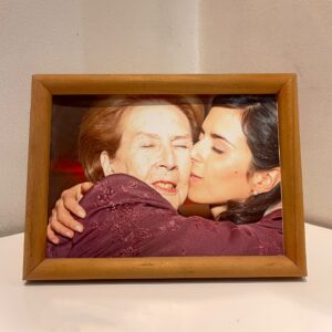 Paz Bascuñan Instagram - Hoy.
Hace 2 años murió mi abuela.
¿Dos años es mucho o poco tiempo? 
Me parece ayer que pasaba a su casa como si fuera la mía. 
A encontrarme con ella, que era parte de mi.
Mi espacio seguro. 
La base. 
La guarida. 
Donde todo es posible. Desde dormir siesta, a cucharear  dulce de camote. 
No he vuelto a pasar por su casa. 
“Arrancar hacia adelante”

…Hasta que dos años más tarde me detengo. 
El chaleco con el que me quedé, ya no tiene su olor. 
Pero su ausencia/ presencia se hace más fuerte cada día. 
En un espacio seguro. 
Sin casa, sin cuerpo, sin siesta, sin olor… 
pero donde la encuentro cada vez que la necesito. 
Gracias por quedarte en mi para siempre.
Abuela mía.