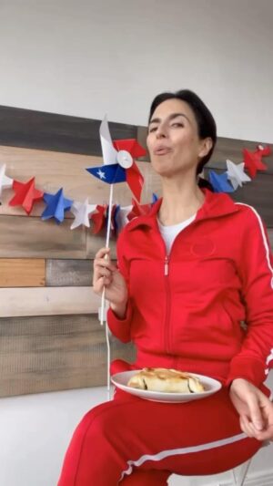 Paz Bascuñan Instagram - Trini sigue celebrando el 18 y tuvo un martes de pololeo con su 🐷 espectacular! Recuerda que SOS MAMIS (1 y 2) y la serie están disponibles en @primevideolat