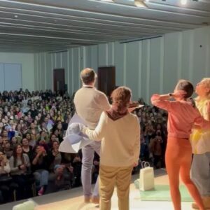 Paz Bascuñan Instagram - Gracias  por todo el cariño, los abrazos, el cuidado, la ternura y el amor. 
Fue un cumpleaños inolvidable. 
Punta Arenas una ciudad preciosa, un público maravilloso, mi hija adorada acompañándome, amigas dulces  y generosas, un equipo entrañable. Soy muy afortunada . Gracias siempre @bayoproducciones @dani_serramaggi @tamaraacostazambra @loretoaravena @jennycavallooficial @sos.mamis @alexismo @putanicoweon