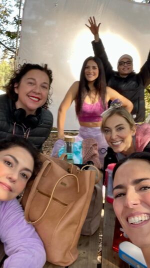 Paz Bascuñan Instagram - El tras bambalinas de lo que fue filmar @sos.mamis 2 💃💃💃💃💃que hoy gracias a ustedes está número 1 en @primevideo Chile.
Gracias  por este precioso primer día de estreno ❤️❤️❤️❤️
#cinechileno @tikigroup_