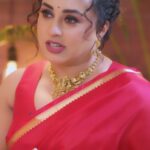 Pearle Maaney Instagram - The moment I realised “mom brain” is for real 😂 Thank you for putting up with me @tovinothomas and @balu__varghese . . Styling @asaniya_nazrin Make up @aishwaryakarayilofficial Saree draping @drapewithkp