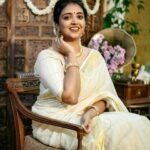 Pearle Maaney Instagram - Shradha’s Madhuramveppu function pics are here 🥰 ☺️ growing up together, and it feels beautiful to see each one grow and take new steps in life ❤️ we will always be there for each other 🥰 . PS : And would you believe me if I said I did her hair a make up? Well yea! . Click @magicmotionmedia . Styling @sabarinathk_ . Saree : @kanchivaram.in . Jewellery : @mayoorajewelerydesigns . Hair and make up for Shradha : Me 😎 (thinking of taking this up as a side hustle- what say guys?) Make up for me : I dint get time to do mine 😂 so that’s how dedicated I am as a make up artist you see 🤪🤪