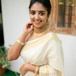 Pearle Maaney Instagram - Shradha’s Madhuramveppu function pics are here 🥰 ☺️ growing up together, and it feels beautiful to see each one grow and take new steps in life ❤️ we will always be there for each other 🥰 . PS : And would you believe me if I said I did her hair a make up? Well yea! . Click @magicmotionmedia . Styling @sabarinathk_ . Saree : @kanchivaram.in . Jewellery : @mayoorajewelerydesigns . Hair and make up for Shradha : Me 😎 (thinking of taking this up as a side hustle- what say guys?) Make up for me : I dint get time to do mine 😂 so that’s how dedicated I am as a make up artist you see 🤪🤪