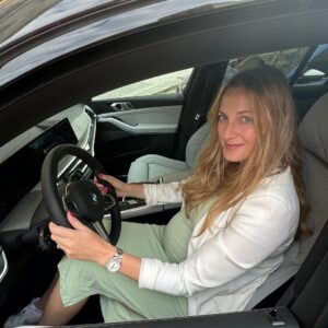 Petra Kvitová Instagram - Ano, mám novou X5 z @cartecgroup_com a cítím se jako královna silnic! 🤩 Děkuji, že mi dáváte možnost prožívat ty nejlepší okamžiky za volantem! 🙌