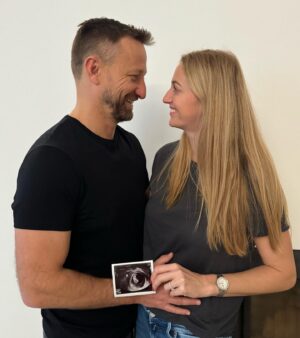 Petra Kvitová Instagram - On the first day of 2024 I wanted to wish you a happy new year and share the exciting news that Jiri and I will be welcoming a baby into our family this summer! 👼

Přejeme Vám vše nejlepší do nového roku a zároveň se s Vámi chceme podělit o skvělou novinku :) V létě očekaváme miminko 🤰