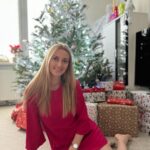 Petra Kvitová Instagram - Our family is wishing you warm season's greetings from Fulnek - may your holidays be peaceful, healthy and full of love and laughter 🎄♥️