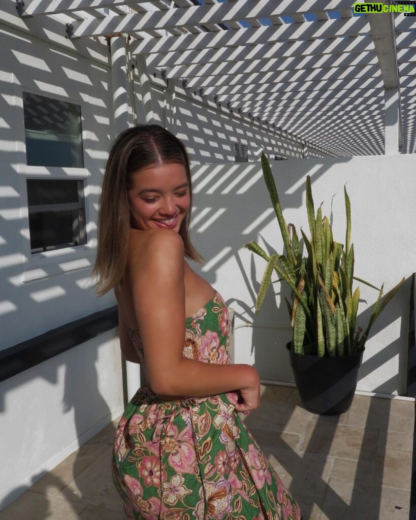 Peyton Elizabeth Lee Instagram - Silly lil goody bag of life 💖🐰🐰🫧🫨🍭🤘😵‍💫🫶💐💐
