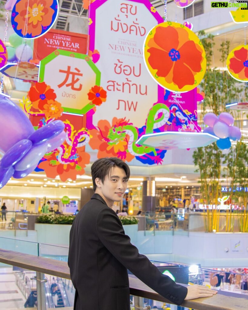 Phiravich Attachitsataporn Instagram - กดไลค์ขอให้โชคดี 🧧🧧 ฉลองตรุษจีนยิ่งใหญ่ในกรุงเทพตอนเหนือ รับปีมังกรมหาเฮง จับจ่าย ไหว้ กิน เที่ยว ครบจบในที่เดียว กับ Chinese New Year “The Grand Dragon 2024” @futurepark_official ตั้งแต่วันที่ (19 ม.ค. - 11 ก.พ.67) พบดีลเด็ด โปรโดนถูกใจนักช้อป จากร้านค้าแบรนด์ดังลดสูงสุด 70% อิ่มอร่อยกับร้านอาหารชั้นนำทั่วศูนย์การค้าฯ ตระการตาการแสดงเชิดมังกรทองคู่ สิงโตทองคู่เสริมความปัง พร้อมโปรโมชันในแคมเปญ กับสิทธิ์ลุ้นโชคทุกวัน สมาชิก FUTURE PARK ลุ้น รับความเฮง! เพียงโชว์ใบเสร็จ 500.- ขึ้นไป ลุ้นโชคทอง 1 สลึง ทุกวัน! ที่จุดแลกคูปองโปรโมชันแคมเปญฯทั่วศูนย์การค้า (ให้บริการ 11.00 – 20.00 น.) รายละเอียดเพิ่มเติม คลิก https://citly.me/NxWTq มาใช้ชีวิตกันแบบไร้ขีดจำกัด ทุกไลฟ์สไตล์ สนุก ครบ จบที่เดียว #FutureParkandZpell #ComeALife #UnlimitedLifestyleShoppingPark #ChineseNewYear2024 #TheGrandDragon2024