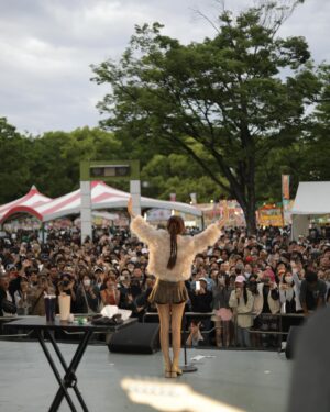 Pichsinee Veerasuthima Instagram - This is BOWKYLION タイ出身のシンガーソングライター ₊˚ ✦  1st time performing in Tokyo! 🇯🇵 อบอุ่นหัวใจและเปี่ยมไปด้วยพลังมากๆค่ะ ดีใจที่ได้เจอกับทุกคนนะคะ • 日本が大好きです! 🫶🏽✨🇹🇭 ** ปล. พูดไม่รู้เรื่องสักภาษาเลยค่ะ 😆🤣

My clothes was made from recycled waste. It’s Yakult’s Bottle cap! from Thai Designer @pipatchara @pipa_________ 🍑