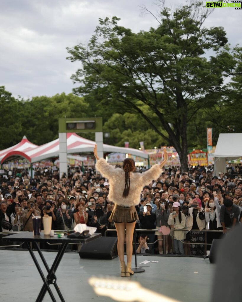 Pichsinee Veerasuthima Instagram - This is BOWKYLION タイ出身のシンガーソングライター ₊˚ ✦ 1st time performing in Tokyo! 🇯🇵 อบอุ่นหัวใจและเปี่ยมไปด้วยพลังมากๆค่ะ ดีใจที่ได้เจอกับทุกคนนะคะ • 日本が大好きです! 🫶🏽✨🇹🇭 ** ปล. พูดไม่รู้เรื่องสักภาษาเลยค่ะ 😆🤣 My clothes was made from recycled waste. It’s Yakult’s Bottle cap! from Thai Designer @pipatchara @pipa_________ 🍑