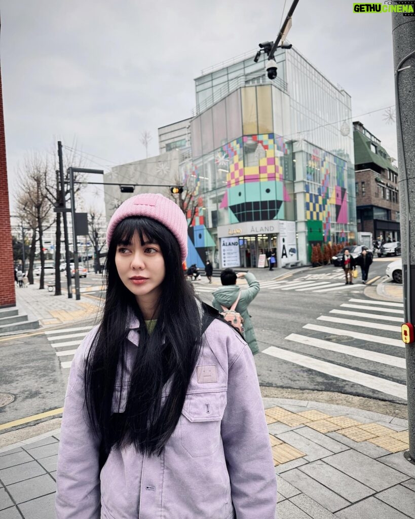 Ping-Ya Tai Instagram - 韓國很冷所以我每天都睡到下午2點出門，7點吃完晚飯就直接回飯店。徵志同道合的旅伴 你們出國玩是哪一派？