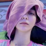 Ping-Ya Tai Instagram - 第一次的出國員旅，第一次的濟州島，第一次的紅眼班機，第一次的汗蒸幕，第一次躺著化妝... ⁡ 抵達時清晨6點，吃完道地鮑魚粥補鮑後，決定去汗蒸幕補眠。 剛闔眼後幾個旅行團陸續進來，旁邊都躺著互不相識的人。一位阿姨對著比她年長的長輩大吼：阿姨！安靜啦！！！！ ⁡ 一切就緒後，在有限空間裡， 同時聽到50、90、125CC黃紅牌重機油門聲浪， 甚至超跑和各種不同噸數的卡車引擎聲　 ⁡ 伴隨著此起彼落的交響樂入眠後，醒來又是活龍一條了
