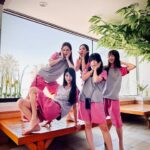 Ping-Ya Tai Instagram - 第一次的出國員旅，第一次的濟州島，第一次的紅眼班機，第一次的汗蒸幕，第一次躺著化妝... ⁡ 抵達時清晨6點，吃完道地鮑魚粥補鮑後，決定去汗蒸幕補眠。 剛闔眼後幾個旅行團陸續進來，旁邊都躺著互不相識的人。一位阿姨對著比她年長的長輩大吼：阿姨！安靜啦！！！！ ⁡ 一切就緒後，在有限空間裡， 同時聽到50、90、125CC黃紅牌重機油門聲浪， 甚至超跑和各種不同噸數的卡車引擎聲　 ⁡ 伴隨著此起彼落的交響樂入眠後，醒來又是活龍一條了