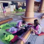 Ping-Ya Tai Instagram - 第一次的出國員旅，第一次的濟州島，第一次的紅眼班機，第一次的汗蒸幕，第一次躺著化妝... ⁡ 抵達時清晨6點，吃完道地鮑魚粥補鮑後，決定去汗蒸幕補眠。 剛闔眼後幾個旅行團陸續進來，旁邊都躺著互不相識的人。一位阿姨對著比她年長的長輩大吼：阿姨！安靜啦！！！！ ⁡ 一切就緒後，在有限空間裡， 同時聽到50、90、125CC黃紅牌重機油門聲浪， 甚至超跑和各種不同噸數的卡車引擎聲　 ⁡ 伴隨著此起彼落的交響樂入眠後，醒來又是活龍一條了