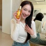 Ployshompoo Supasap Instagram - ผมสวยเกินนต้าน 100% ชอบบบบบบบบบบบบบบ 🪄 L’Oreal Paris Elseve Extraordinary Oil ✨ วิธีลัดผมสวยที่แจนใช้บ่อยๆ ขวดนี้คือ เซรั่มเนื้อบางเบา บำรุงผมล้ำลึก เรียบลื่น เงางาม ลดผมชี้ฟู สามารถใช้ได้ทุกที่ทุกเวลา ช่วยปกป้องผมจากความร้อน และช่วยให้ผมเรียบลื่น นุ่มสลวย ไม่พันกัน ใช้แล้วเพิ่มประกายเงางามและเพิ่มความหอมให้ผมแจน!!! รักที่สุด!!!! 👱🏻‍♀️ #LorealParisTH #ExtraordinaryOil