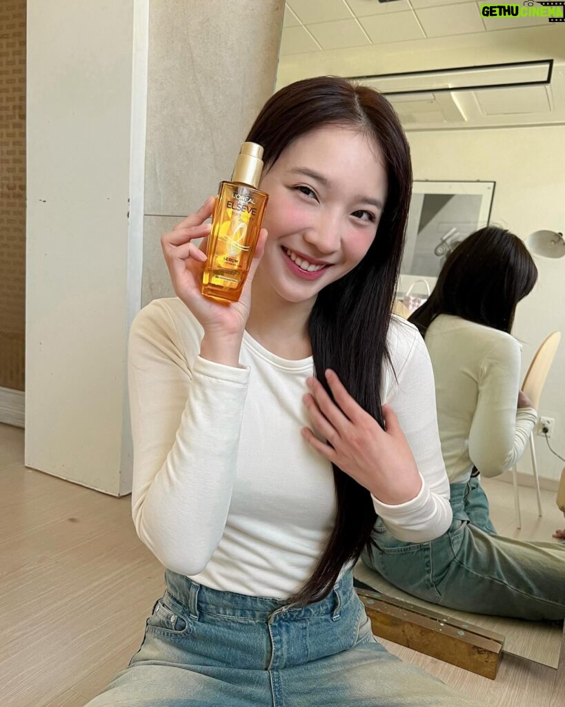 Ployshompoo Supasap Instagram - ผมสวยเกินนต้าน 100% ชอบบบบบบบบบบบบบบ 🪄 L’Oreal Paris Elseve Extraordinary Oil ✨ วิธีลัดผมสวยที่แจนใช้บ่อยๆ ขวดนี้คือ เซรั่มเนื้อบางเบา บำรุงผมล้ำลึก เรียบลื่น เงางาม ลดผมชี้ฟู สามารถใช้ได้ทุกที่ทุกเวลา ช่วยปกป้องผมจากความร้อน และช่วยให้ผมเรียบลื่น นุ่มสลวย ไม่พันกัน ใช้แล้วเพิ่มประกายเงางามและเพิ่มความหอมให้ผมแจน!!! รักที่สุด!!!! 👱🏻‍♀️ #LorealParisTH #ExtraordinaryOil