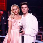 Polina Gagarina Instagram - Мой голубоглазый победитель 🩷🏆 @shuvalov_music 🩷 спасибо за доверие быть твоим наставником и провести тебя до твоей мечты! Я знаю как тебе это было важно, а для меня это было очень ответственно! Спасибо нашим любимым зрителям за их бесценные голоса! 🩷 Я верю , что эта твоя победа станет началом твоего большого пути Артиста! Люблю и горжусь всем сердцем ! Твоя Барби🩷 #полинагагарина #богданшувалов #победа #победитель #голос12 #голос #ура