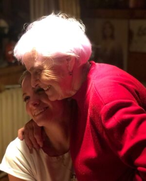 Polina Maksimova Instagram - Сегодня наша Королева-Мать отмечает свои 82 ! Мой Дружочек, будь здорова и улыбайся!!! А мы просто будем рядом! Хохотать с тобой до упаду, как мы и всегда это делаем! Многая лета, моя любовь!!! С Новым твоим годом, ВАЛЕНТИНА АЛЕКСАНДРОВНА ❤️❤️❤️ принимай поздравления! #бабулечке82 

Пишите поздравления)) а я их ей прочитаю ✨✨✨