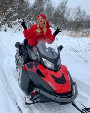 Polina Maksimova Instagram - Ребята, зима - это класс! ❤️❄️🧣 

Просто надо угадать, сколько рейтуз надеть 😂👌🏻