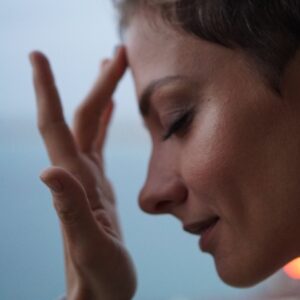 Polina Maksimova Instagram - Пронзительные рассказы из 6 слов...

«Вы ошиблись номером», - ответил знакомый голос.

Влюбились. Привязались. Надоело. Расстались. Помучались. Забыли. 

Пассажиры, сейчас с вами говорит не капитан.

Я встретил родственную душу. А она - нет.

Продаю парашют: никогда не открывался, слегка запятнан.

Это наша золотая свадьба. Столик на одного.

Сегодня я снова представился своей матери.

Путешественник еще подавал сигналы. Земля - нет.

Незнакомцы. Друзья. Лучшие друзья. Любовники. Незнакомцы.

Я принес домой розы. Ключи не подошли.

Моя мама научила меня бриться.

На разбитом ветровом стекле было написано «Молодожены».

Наша спальня. Два голоса. Я стучусь.

Я спрыгнул. А затем передумал.

Мое отражение только что мне подмигнуло.

Извини, солдат, мы продаем ботинки парами.

Он кормит из бутылочки убийцу своей жены.

Воображал себя взрослым. Стал взрослым. Потерял воображение.

Хирург спасает пациента. Пациент благодарит бога.