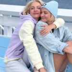 Polina Maksimova Instagram - У нас один голос, один размер одежды и одни мечты на двоих! Ты - моя НЕРУШИМАЯ СТЕНА!!! Я с тобой могу вообще всё! И пусть так будет всегда!!! С твоим Новым Годом, Мамуууня ❤️