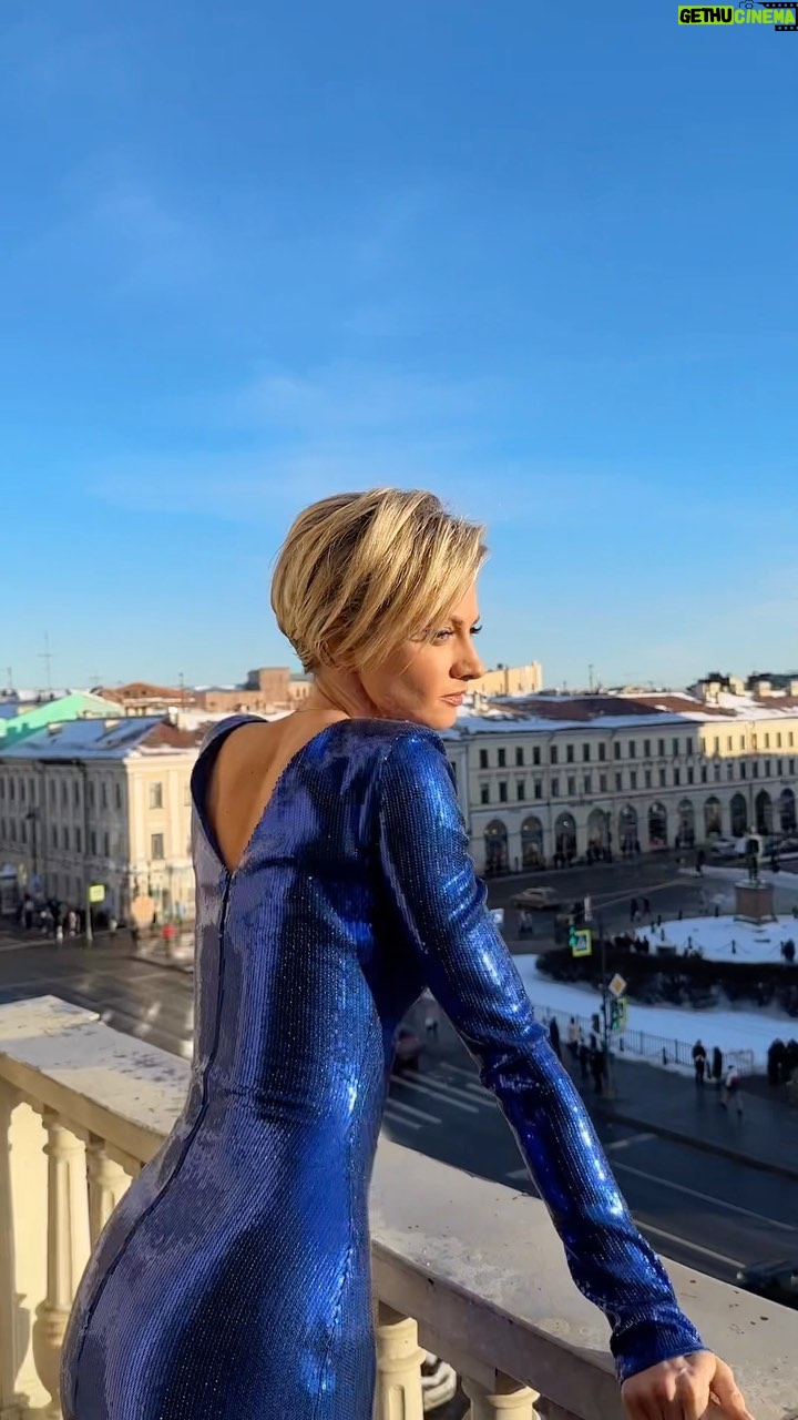 Polina Maksimova Instagram - Петербург - всегда по любви 💙 Премьера «На солнце вдоль рядов кукурузы» 13 марта 2023