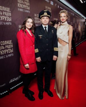 Polina Maksimova Instagram - Отпремьерили «НА СОЛНЦЕ ВДОЛЬ РЯДОВ КУКУРУЗЫ» 

Для меня честь быть частью этой истории! 

Спасибо всем причастным!

#насолнцевдольрядовкукурузы