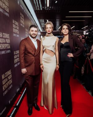 Polina Maksimova Instagram - Отпремьерили «НА СОЛНЦЕ ВДОЛЬ РЯДОВ КУКУРУЗЫ» 

Для меня честь быть частью этой истории! 

Спасибо всем причастным!

#насолнцевдольрядовкукурузы