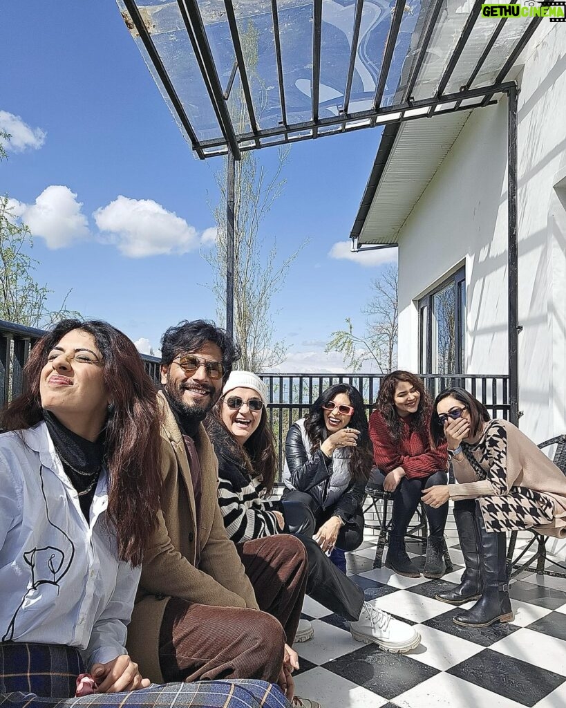 Pooja Gor Instagram - Being ourselves and unwinding in style & comfort @nazmvilla nestled amidst Kashmir’s enchanting scenery! . . #kashmir #vacation #friends #memories #fyp #aishwaryasakhuja