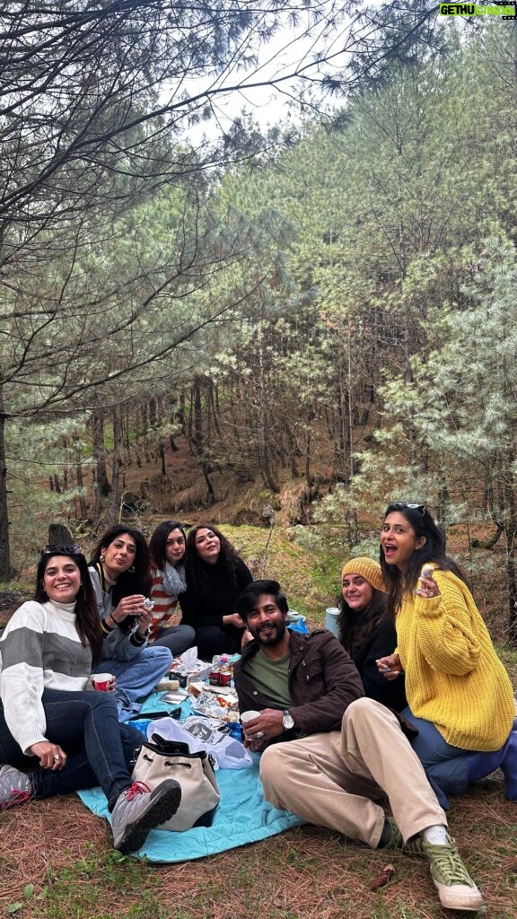 Pooja Gor Instagram - It’s the company that matters more than the location! 🪵🌳🧺 P.S: We cleaned up after the picnic. ✌🏼😌 #picnicinthewoods #friends #kashmir #gulmarg