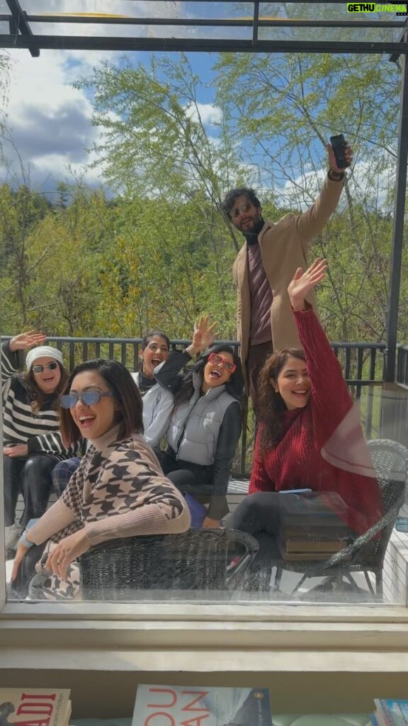 Pooja Gor Instagram - Chilly mountain air outside, but inside Nazm villa, it’s all about togetherness and warmth. A cozy hideaway in the heart of Gulmarg! Can’t wait to be back. @nazmvilla [Gulmarg, Kashmir, Villa life, Gulmarg Villa, luxe villa, mountains, getaway, hideaway, friends]